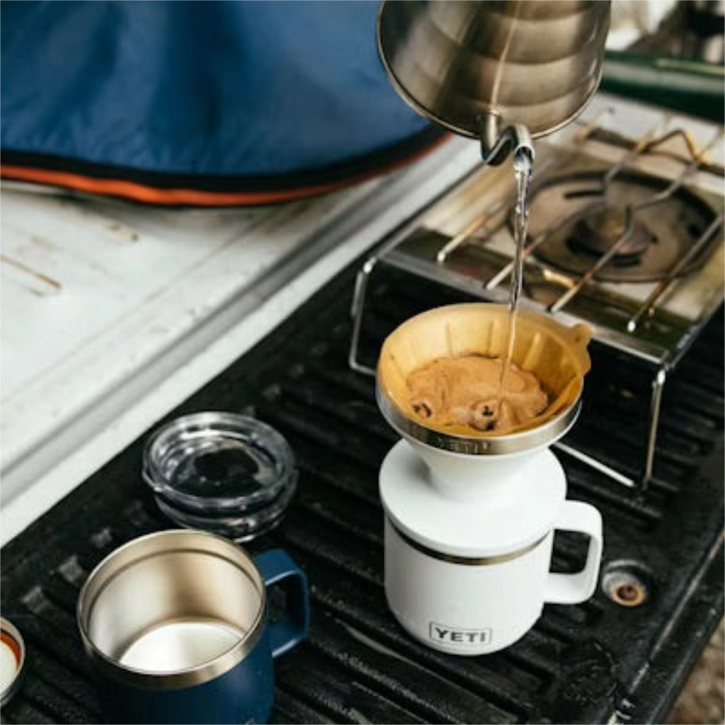 Yeti_pour_over_rambler_weiss_lifestyle.webp