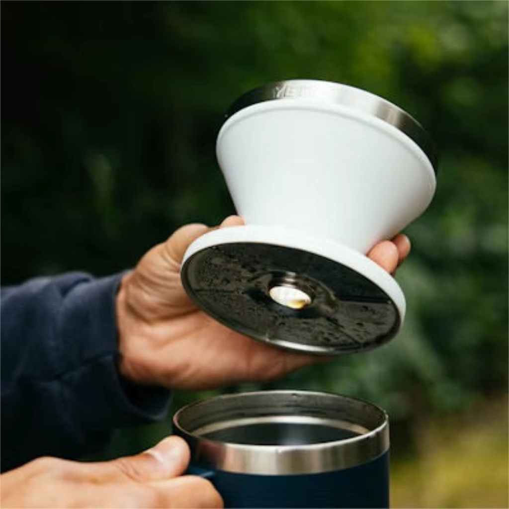 Yeti_pour_over_rambler_weiss_lifestyle2.webp