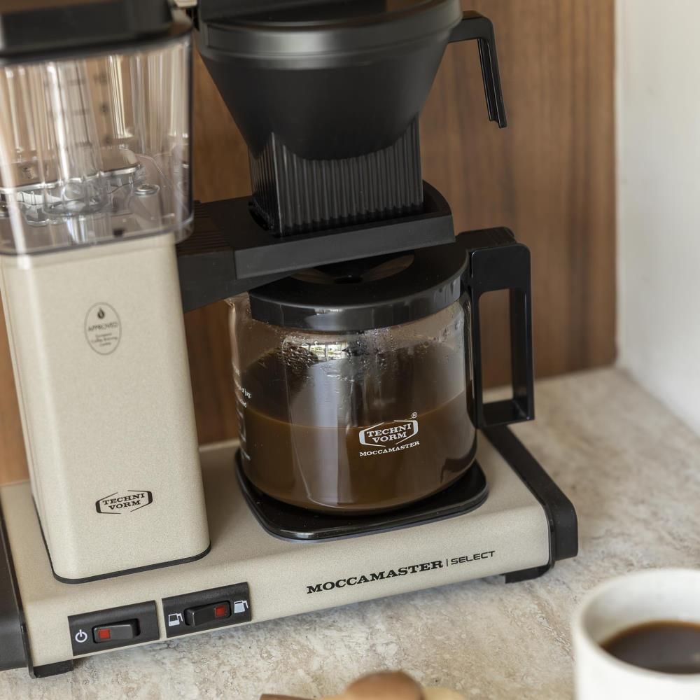 moccamaster-kbgselect-kaffeemaschine-sandstone-mood2.webp