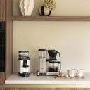 moccamaster-kbgselect-kaffeemaschine-sandstone-mood1.webp