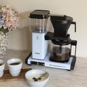moccamaster-kbgselect-kaffeemaschine-babyblue-mood2.webp