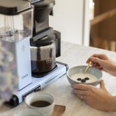 moccamaster-kbgselect-kaffeemaschine-babyblue-mood3.webp