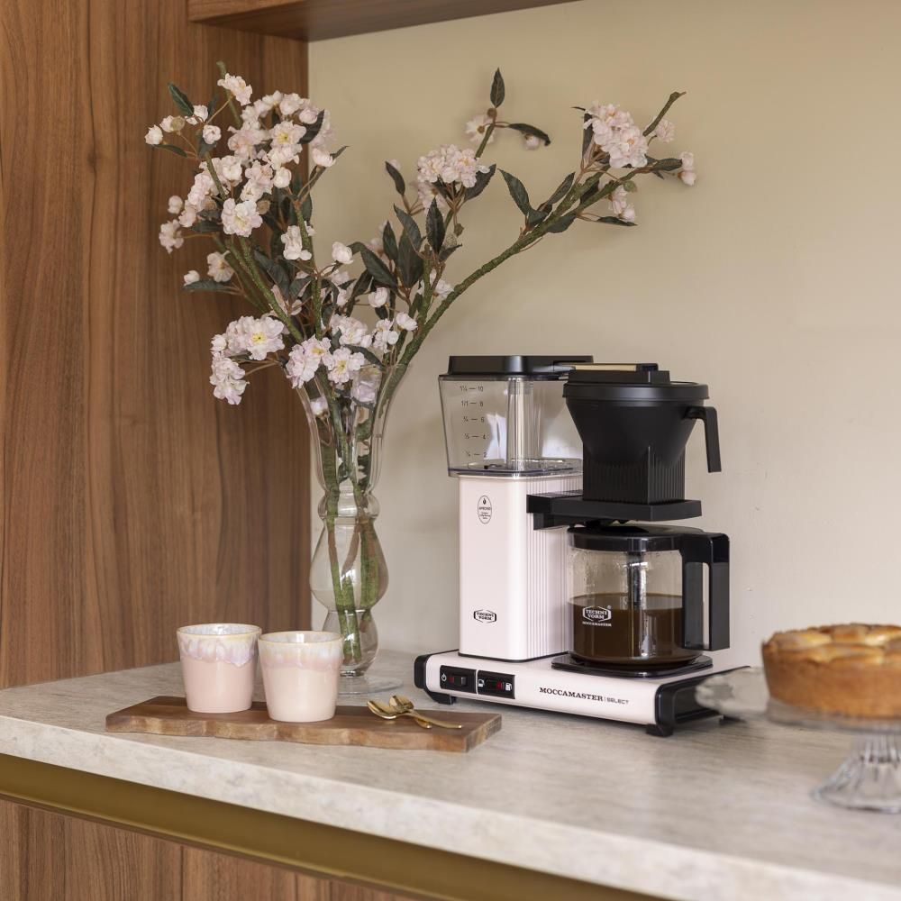 moccamaster-kbgselect-kaffeemaschine-cherryblossom-mood3.webp