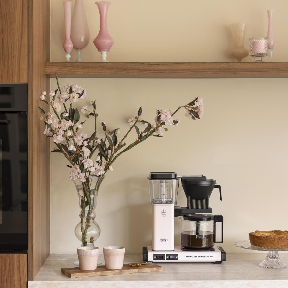 moccamaster-kbgselect-kaffeemaschine-cherryblossom-mood1.webp