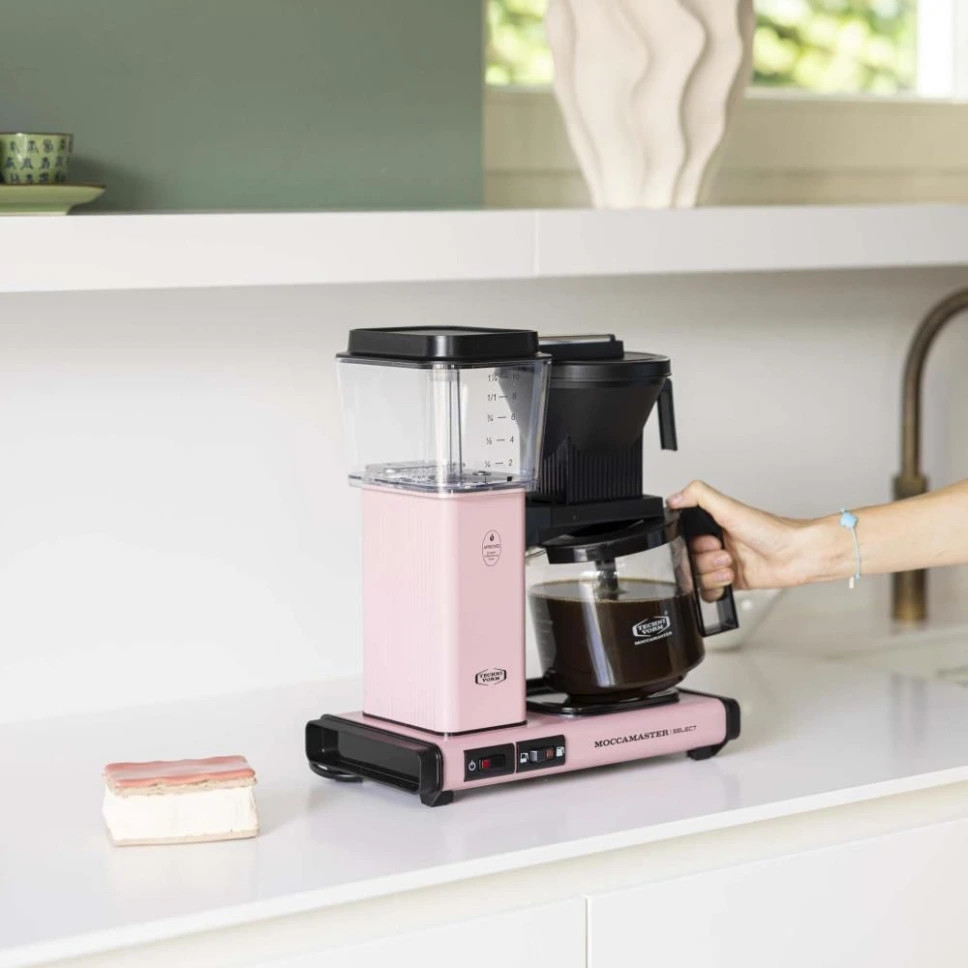 moccamaster-kbgselect-kaffeemaschine-pink-mood1.webp