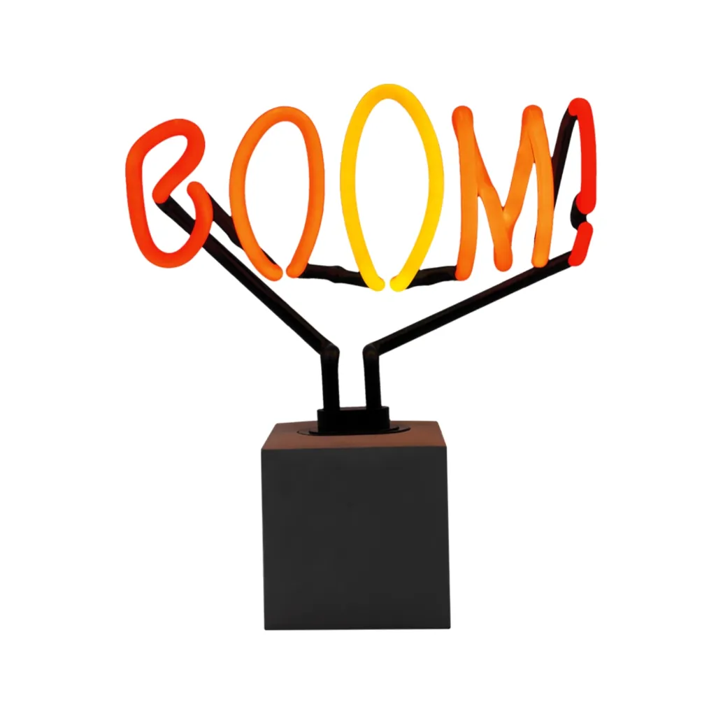 Boom Neonschild auf Betonsockel